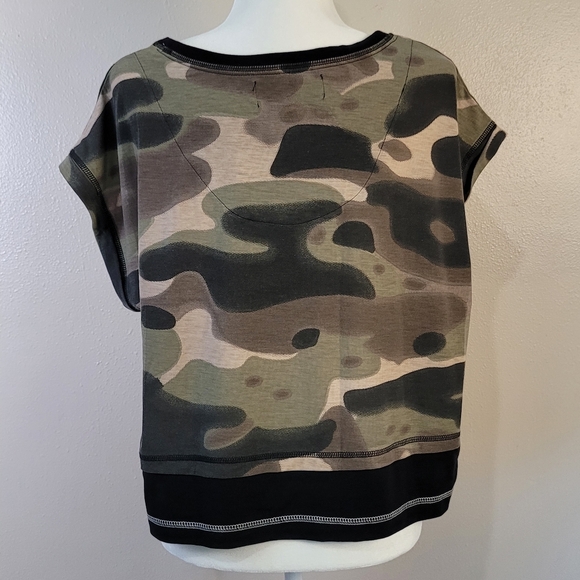 Kendall + Kylie NWOT Large Green Camo Double Layer Crop Tee - Picture 4 of 9